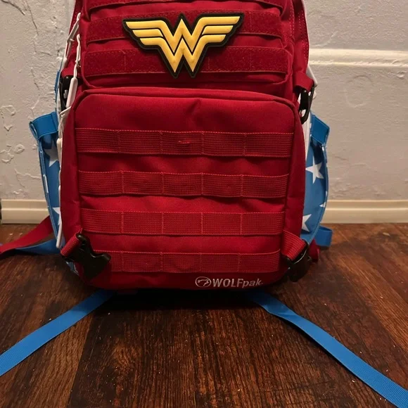 WOLF Wonder Woman - Red and Blue Travel/
lunch Bag - Picture 1 of 6